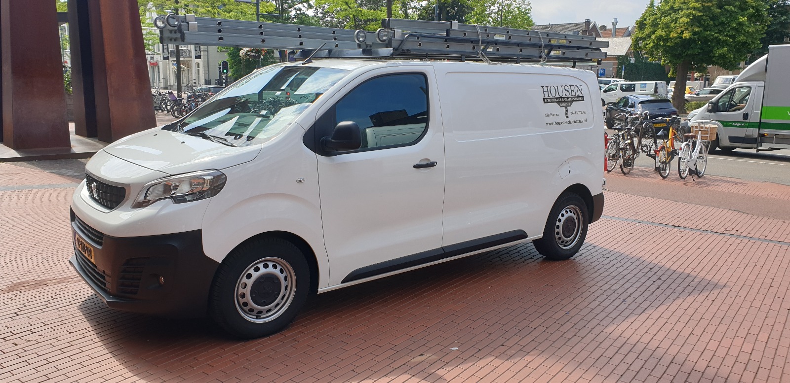 Housen Schoonmaak biedt professionele schoonmaakdiensten in Tilburg en omgeving.